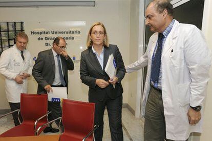 La consejera de Sanidad canaria, Mercedes Roldós, en el hospital Doctor Negrín en julio de 2009.