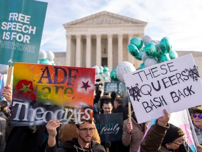 Activistas se manifiestan ante el Tribunal Supremo a favor y en contra de la diseñadora que rechaza hacer páginas web para bodas homosexuales.