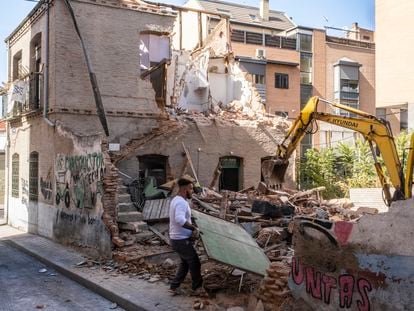 Derribo de "La Higuera", la casa okupada que ha sido desalojada este viernes en Tetuán.