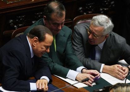 Berlusconi, con el ministro de Reformas Institucionales italiano, Roberto Calderoli, y el titular de Finanzas, Giulio Tremonti.