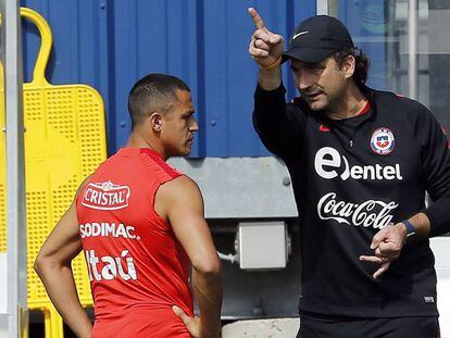 Pizzi da instrucciones a Alexis Sánchez.