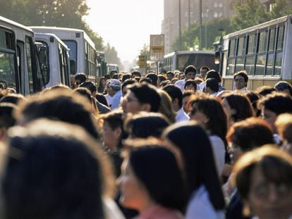 Viajeros en una parada de autob&uacute;s en Santiago de Chile.