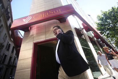 El ex vicepresidente de Cajasur Salvador Blanco sale de la sede central de Cajasur.