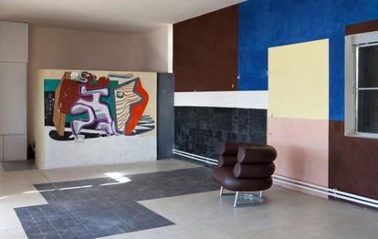 G05CYP Interior with Eileen Gray chair and Le Corbusier mural. Eileen Gray's house E-1027, Roquebrune-Cap-Martin, France. Architect: Eileen Gray, 1929.
