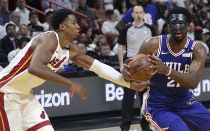 Whiteside trata de frenar a Embiid, con la máscara.