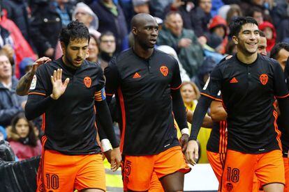 El centrocampista del Valencia Dani Parejo (i) celebra con sus compañeros Eliaquim Mangala (c) y Carlos Soler su gol marcado ante el Real Madrid.