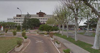 Fachada del hospital infanta Cristina de Badajoz, donde se encuentra ingresado el joven.