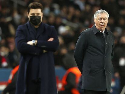 Ancelotti, detrás de Pochettino, el martes durante el PSG-Real Madrid en París.