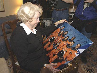 Dosotthy, madre del astronauta médico, David M. Brown, contempla apenada la imagen de los tripulantes desaparecidos.