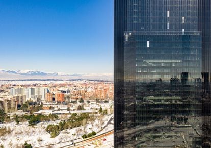 La IE Tower completa el panorama del parque empresarial Cuatro Torres Business Area construido en el tramo más al norte del Paseo de la Castellana. 