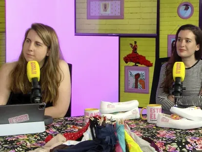 Carolina Iglesias y Victoria Martín, presentadoras del 'podcast' 'Estirando el chicle'.