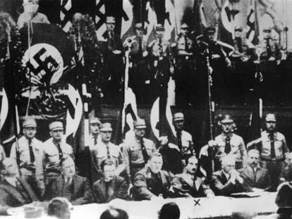 Martin Heidegger, señalado con una x, en un acto de propaganda nazi en noviembre de 1933.