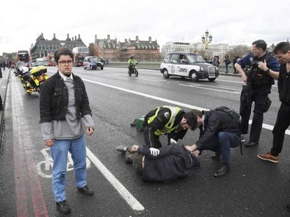 Heridos siento atendidos en el puente de Westminster tras el atentado de este miércoles en Londres