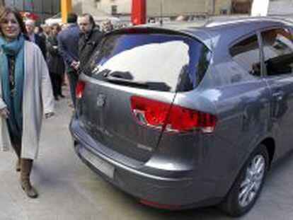 GRA016. MADRID, 10/12/2013.- La alcaldesa de Madrid, Ana Botella, se dirige a su coche oficial, un SEAT Altea XL que utiliza como combustible Gas Licuado de Petr&oacute;leo (GLP), al t&eacute;rmino del acto de la firma de un convenio para promover el uso de veh&iacute;culos propulsados con autog&aacute;s. La alcaldesa ha estrenado hoy el nuevo veh&iacute;culo oficial fabricado en Espa&ntilde;a, propulsado a gas y menos costoso para las arcas municipales que el anterior. EFE/Sergio Barrenechea