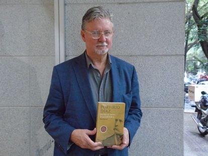 El historiador Paul Garner posa con su libro. 