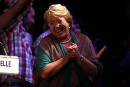 La candidata presidencial chilena de la Nueva Mayor&iacute;a, Michelle Bachelet, celebra su triunfo hoy, domingo 15 de diciembre de 2013, en la segunda vuelta de las elecciones presidenciales, en Santiago (Chile). 