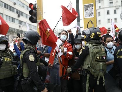 Simpatizantes de Pedro Castillo se manifiestan este sábado cerca a una protesta de seguidores de Keiko Fujimori, en el centro de Lima.