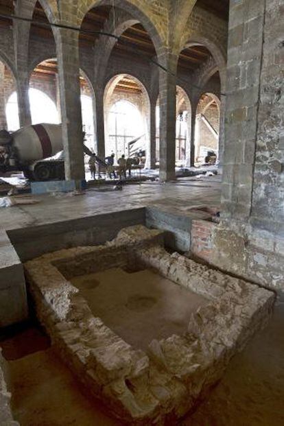 El mausoleo romano del siglo I bajo las bóvedas de las atarazanas.