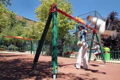 Unos niños juegan en los columpios de la plaza donde vivió el poeta uruguayo Mario Benedetti y que ahora lleva su nombre.