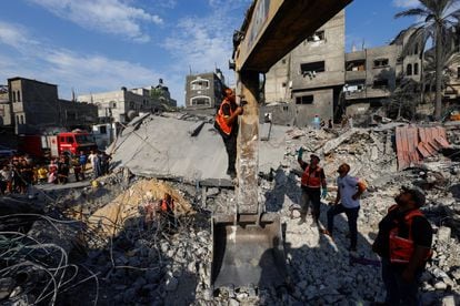 Personal de emergencia trabaja entre los escombros de varios edificios derrumbados en Jan Yunis. 