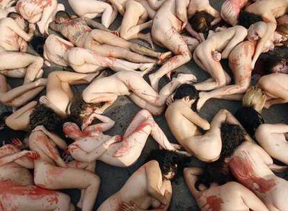 Un centenar de personas se desnudaron ayer en la plaza de Catalunya de Barcelona para denunciar la crueldad que hay tras la muerte de animales para hacer abrigos de pieles.