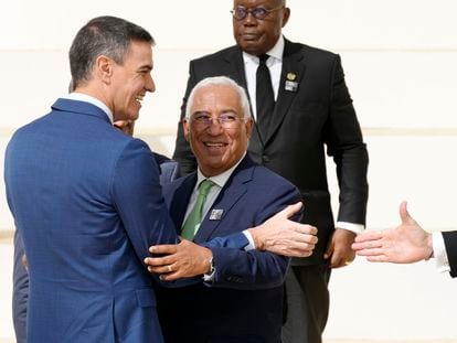 Pedro Sánchez y António Costa, primer ministro portugués, se saludan tras su llegada a la COP28, este viernes en Dubái.