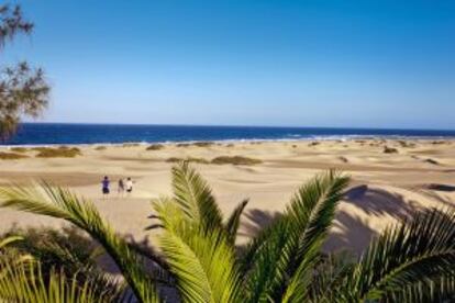 Arriba, las dunas de Maspalomas, al sur de la isla de Gran Canaria.