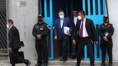 Arturo Zaldívar, sale del penal de Santa Martha Acatitla donde se reunió con internas el 11 de mayo en Ciudad de México.