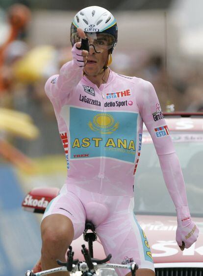 El ciclista español Alberto Contador líder durante la 91ª edición del Giro de Italia celebra su victoria en la útlima etapa, en junio de 2008.