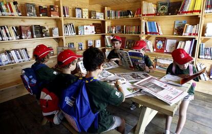 Alumnos de un colegio de Primaria de Castellón en la biblioteca escolar del centro.