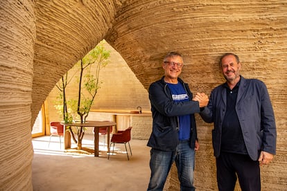 El arquitecto junto a un representante de la empresa WASP, especializada en impresión  3-D, en el interior de la vivienda