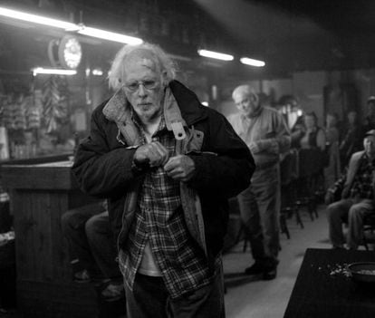 Bruce Dern (Chicago, 1936) entró en el mundo del cine para "mostrar diferentes personas". Cuando consiguió el papel en 'Nebraska' el actor se sintió estupendamente porque de alguna manera no seguía estando a prueba. 'Nebraska' lo presenta como Woody Grant, un viejo bebedor y padre de dos hijos adultos que recibe por correo la noticia de que ha ganado un millón de dólares en una lotería. La película opta a seis estatuillas. Inició su carrera en el teatro y debutó en el cine con 'Río salvaje'. En su filmografía figuran 80 películas y ha sido nominado a los Oscar en dos ocasiones: El regreso' (1969) y 'Nebraska' (2014). En los primeros años de su carrera fue considerado uno de los mejores psicópatas de la pantalla.