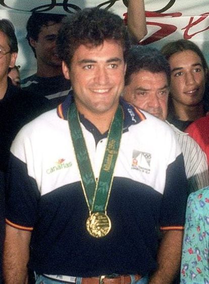Fotografía de archivo del 4 de agosto de 1996 de el ex regatista Pepote Ballester a su llegada a Mallorca tras lograr la medalla de Oro en la clase Tornado de vela en los Juegos Olímpicos de Atlanta 1996.