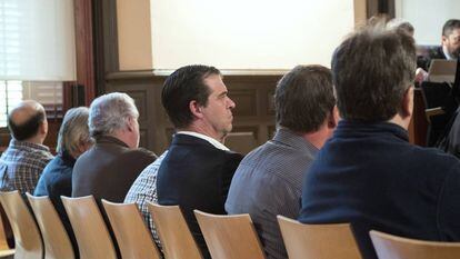 El constructor José Antonio Salguero (3d), junto al resto de acusados en el primer día de juicio.