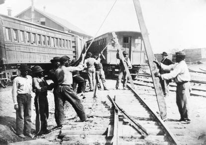 Trabajadores en una v&iacute;a de tren en el estado de Virginia.
