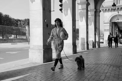 Una mujer pasea a un perro por París, Francia, en abril de 2022. 