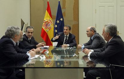 El presidente del Gobierno, José Luis Rodríguez Zapatero, junto al ministro de Trabajo, Celestino Corbacho, y a los representantes de los sindicatos y la patronal en la reunión celebrada en La Moncloa y que terminó sin acuerdo.