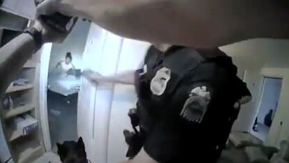 Captura de la cámara corporal del arresto de Donovan Lewis el 30 de agosto de 2022.