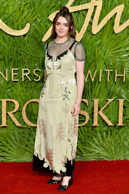 Estampado y muy original, así fue el vestido que eligió Maisie Williams.