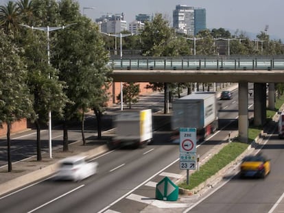 Vehicles a la ronda Litoral de Barcelona, zona de baixes emisisns. 