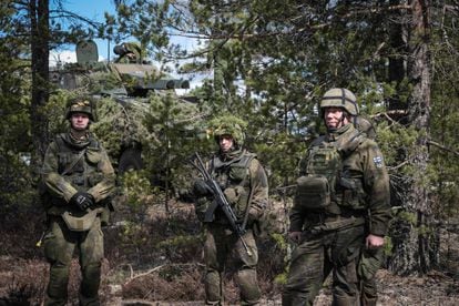 Soldados finlandeses participaban en unas maniobras militares, el 4 de mayo en Niinsalo.