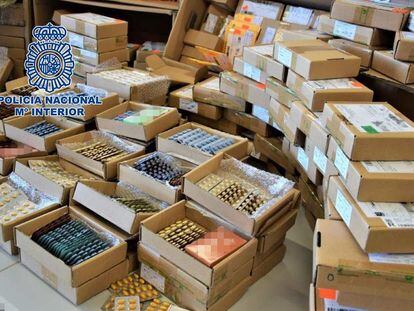 Las cajas con medicamentos ilegales intervenidos en la operación contra la red de distribución criminal internacional.