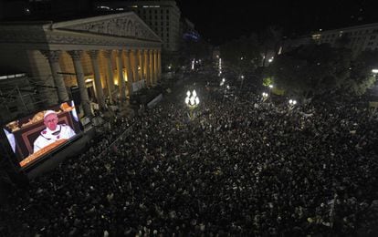 Miles de fieles observan en pantalla gigante la misa de inicio del pontificado de Francisco, frente a la catedral de Buenos Aires (Argentina).