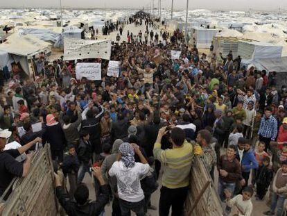 Refugiados sirios participan en una manifestaci&oacute;n en el campo de refugiados de Zaatari para pedir a la comundiad internacional que arme a los rebeldes sirios. 