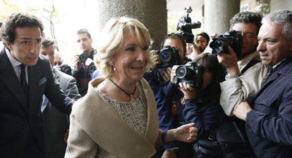 La presidenta del PP de Madrid, Esperanza Aguirre, a su llegada al juzgado para declarar por el incidente de tr&aacute;fico.