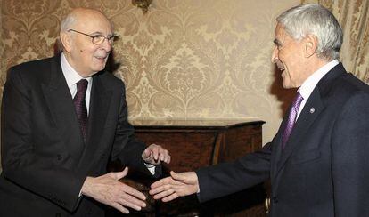 Franco Marini (derecha), entonces presidente del Senado, saluda al presidente de la República, Giorgio Napolitano, en 2008.