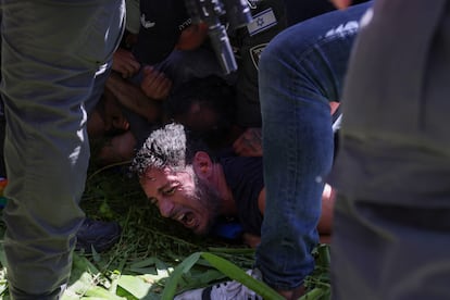 Las fuerzas de seguridad israelíes retiran a un manifestante durante una sentada a la entrada de la Knesset, el Parlamento de Israel, este lunes en Jerusalén.