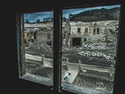 Vista de algunas casas de Aceredo (Lobios) desde una de las edificaciones que han emergido en el embalse de Lindoso tras quedar sepultadas en 1992.