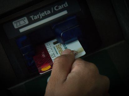 Una persona utiliza su tarjeta en una sucursal del Banco del Bienestar, en marzo de 2023.
