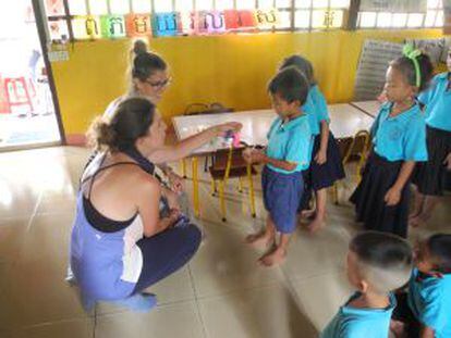 Elena y Natalia Murúa, en el colegio de Camboya en el que participan.